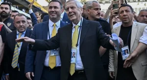 Aziz Yıldırım’dan kongre sonrası ilk mesaj: “Birlik olacağız, şampiyonluk sözü veriyorum” Aziz Yıldırım’dan kongre sonrası ilk mesaj: “Birlik olacağız, şampiyonluk sözü veriyorum”